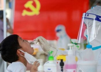 COVID-19: China cierra escuelas y suspende el metro tras repunte de contagios