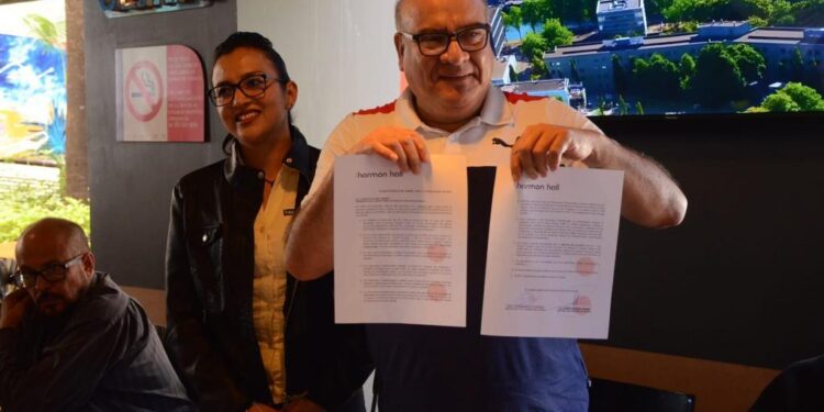 Importante aprender otro idioma: Javier Villacaña