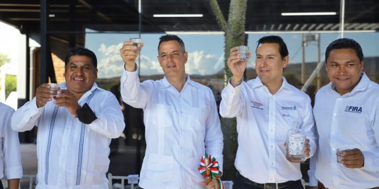 Entrega Alejandro Murat el Centro de Innovación Mezcal Oaxaca, un legado para el sector productor de esta bebida tradicional