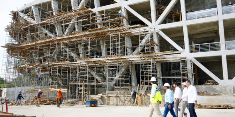 Supervisa Alejandro Murat construcción del Foro Huatulco