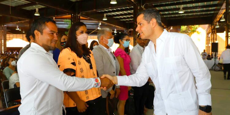 Entrega Alejandro Murat más de 53 mil Basificaciones al personal docente y administrativo del IEEPO