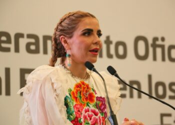 Paradeportistas son abanderados por la presidenta del DIF Oaxaca Ivette Morán de Murat