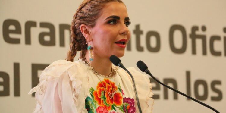 Paradeportistas son abanderados por la presidenta del DIF Oaxaca Ivette Morán de Murat
