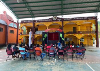 En comunidades de Candelaria Loxicha se presentó la obra de teatro guiñol