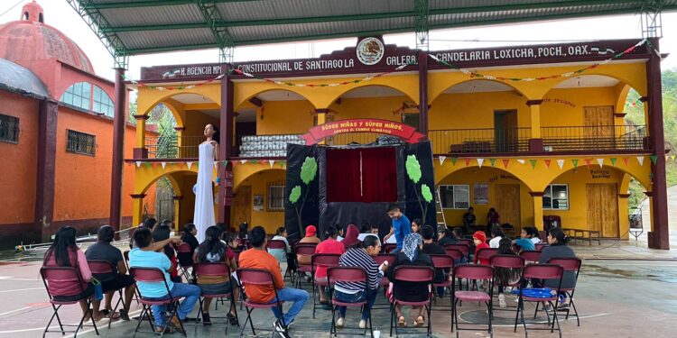 En comunidades de Candelaria Loxicha se presentó la obra de teatro guiñol