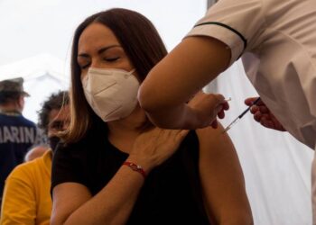 ¿Qué es la linfadenopatía, efecto secundario provocado por la vacuna contra el COVID-19?