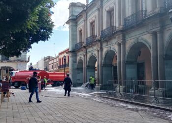 Disfrutan oaxaqueños y turistas del esplendor del Zócalo Capitalino