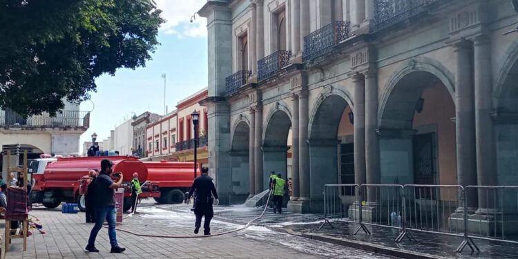 Disfrutan oaxaqueños y turistas del esplendor del Zócalo Capitalino