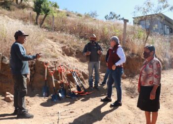 Entrega Noé Jara apoyos en colonias Aguilera y Lomas de Microondas