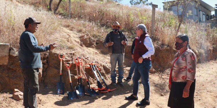 Entrega Noé Jara apoyos en colonias Aguilera y Lomas de Microondas