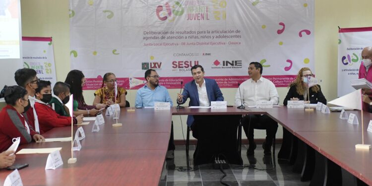 Congresistas participan en mesa de deliberación de la Consulta Infantil y Juvenil del INE