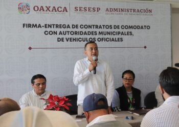 Firma Secretaría de Administración comodatos de vehículos con autoridades municipales