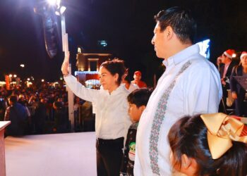 Con el encendido del “Árbol de la Regeneración de la Esperanza”, las familias oaxaqueñas viven el espíritu navideño