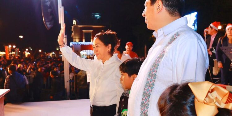 Con el encendido del “Árbol de la Regeneración de la Esperanza”, las familias oaxaqueñas viven el espíritu navideño