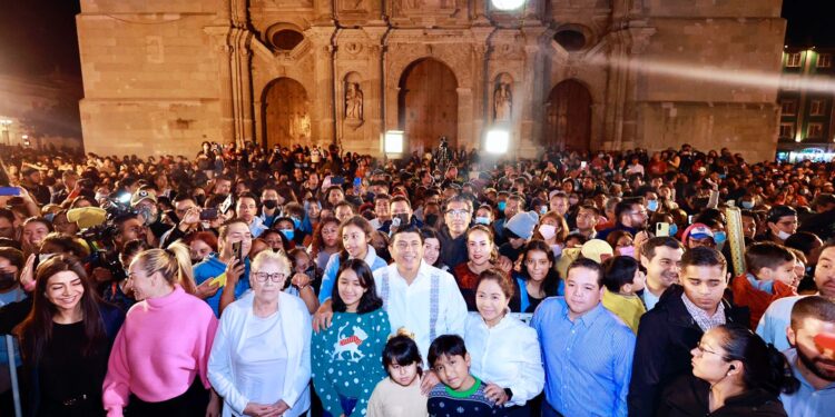 Enciende Salomón Jara “Árbol de la Regeneración de la Esperanza” en el Zócalo de Oaxaca