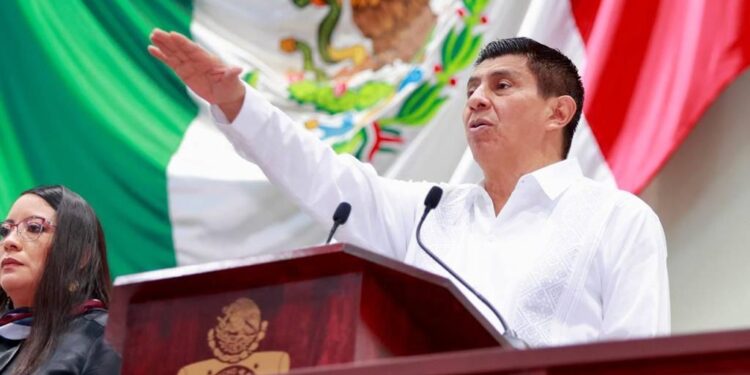Rinde protesta en el Congreso Salomón Jara Cruz como Gobernador Constitucional del Estado de Oaxaca