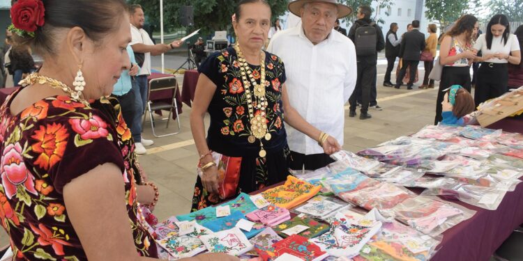 Congresistas locales apoyan a grupos vulnerables con feria artesanal