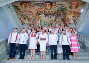 Gobernador de Oaxaca, Salomón Jara toma protesta a titulares del Gabinete Legal
