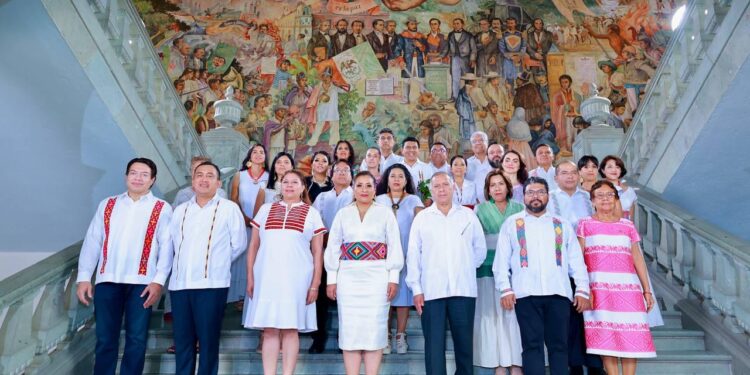 Gobernador de Oaxaca, Salomón Jara toma protesta a titulares del Gabinete Legal