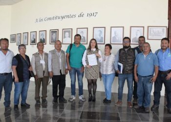Productores de Tlacolula participan en exposición en el Congreso