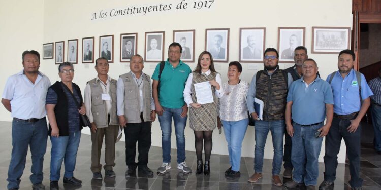 Productores de Tlacolula participan en exposición en el Congreso
