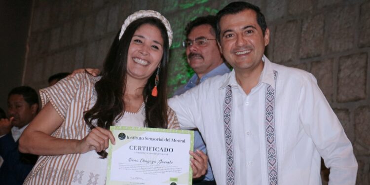 Asiste presidente de la Junta de Coordinación Política, Luis Alfonso Silva Romo, a graduación de evaluadores sensoriales de mezcal