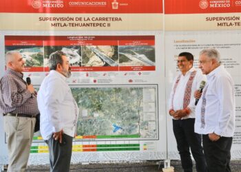 En Oaxaca, el Presidente López Obrador junto al Gobernador Salomón Jara, constatan avances en la construcción de la Carretera Mitla-Tehuantepec