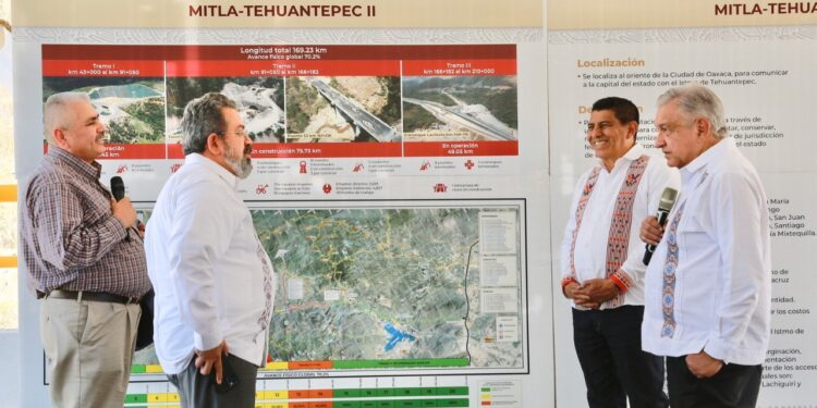 En Oaxaca, el Presidente López Obrador junto al Gobernador Salomón Jara, constatan avances en la construcción de la Carretera Mitla-Tehuantepec