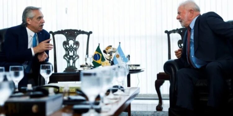 Brasil y Argentina estudian, ahora sí, la creación de una moneda común que se llamaría “Sur”