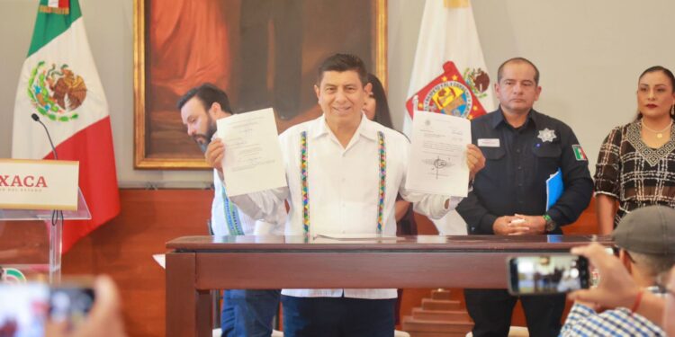 Firma Gobernador del Estado promulgación de la Ley de Revocación de Mandato en Oaxaca