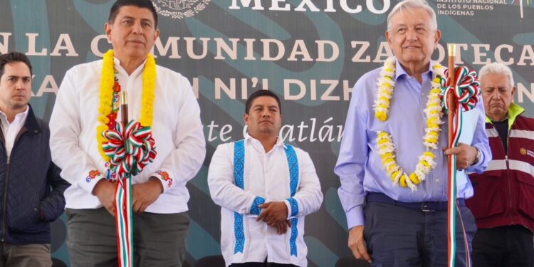 Se reúnen Andrés Manuel López Obrador y Salomón Jara con autoridades agrarias, municipales y ciudadanos de San Vicente Coatlán