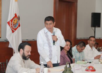 Entrega San Vicente Coatlán al Gobernador Salomón Jara su Carta de Intención
