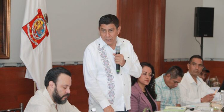 Entrega San Vicente Coatlán al Gobernador Salomón Jara su Carta de Intención