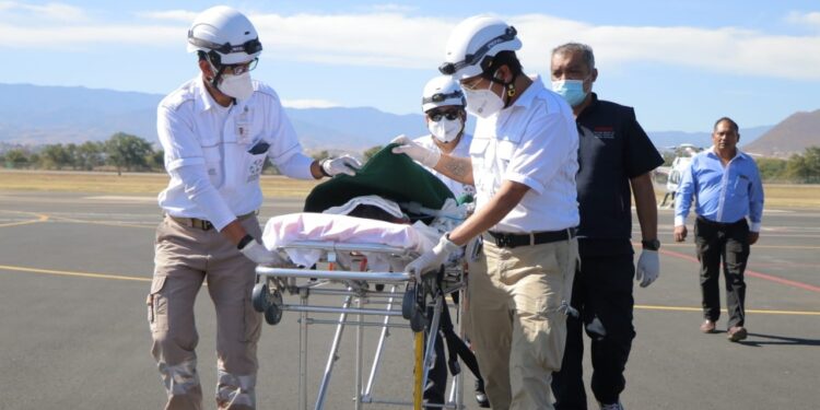 Realizan los SSO traslado aéreo de urgencia de dos menores de edad por quemaduras