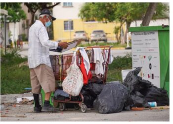 Coneval: en 2020 aumentó pobreza, rezago educativo y falta de servicios de salud