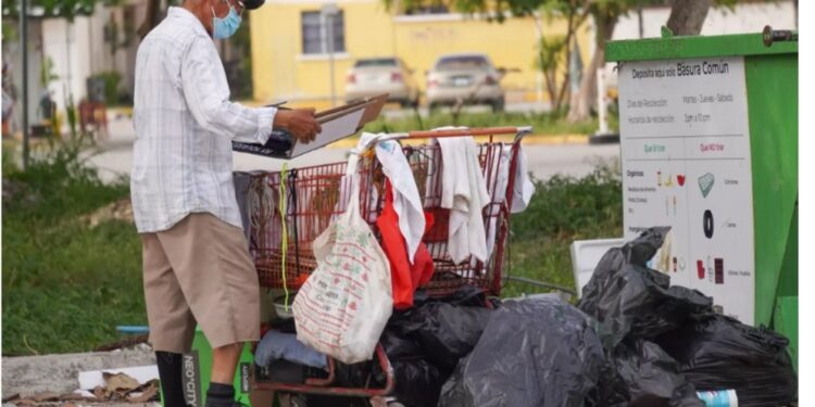 Coneval: en 2020 aumentó pobreza, rezago educativo y falta de servicios de salud
