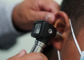 Con problemas auditivos el 50% de adultos mayores de 50 años: SSO