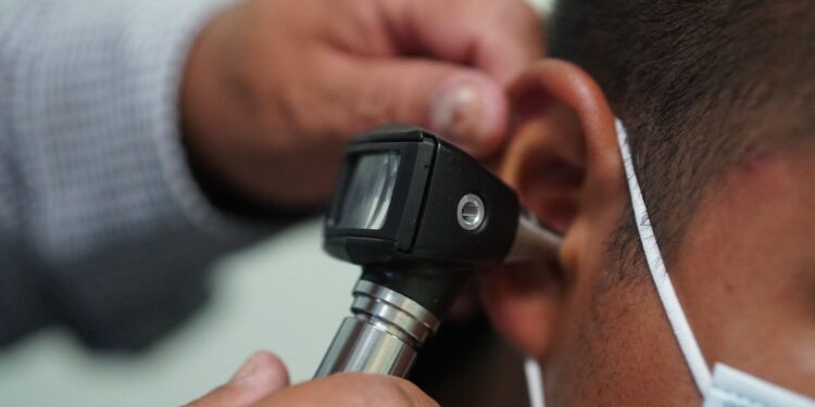 Con problemas auditivos el 50% de adultos mayores de 50 años: SSO