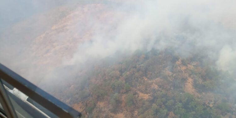 Realizan reconocimiento aéreo del incendio