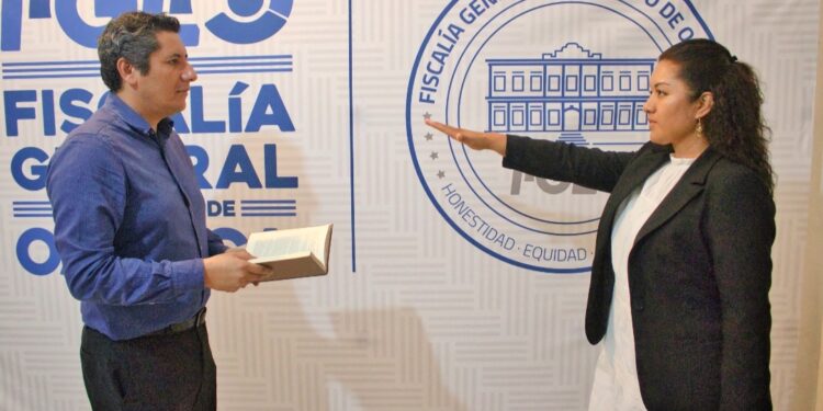 Toma protesta Fiscal de Oaxaca, Bernardo Rodríguez Alamilla,&nbsp;a Vicefiscal General de Atención a Víctimas y a la Sociedad