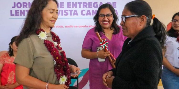 Personas adultas y adultas mayores de Valles Centrales mejoran su salud visual con lentes de vista cansada
