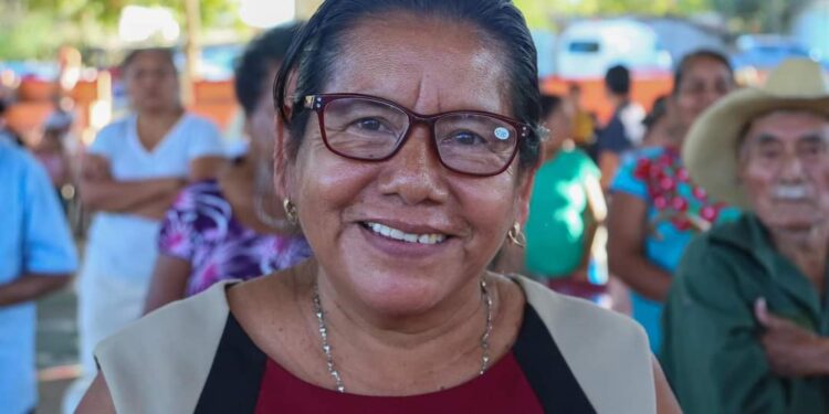 Avanza DIF Oaxaca con meta de lentes de vista cansada; van más de 3 mil en todo el estado