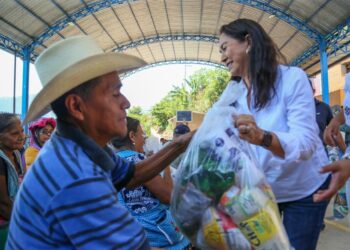 Entrega DIF Oaxaca cerca de 700 dotaciones alimentarias a habitantes de la Sierra de Juárez
