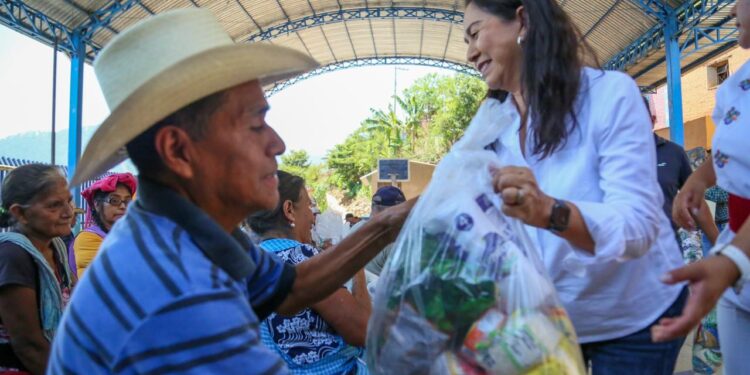 Entrega DIF Oaxaca cerca de 700 dotaciones alimentarias a habitantes de la Sierra de Juárez