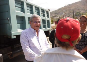 Realizan desazolve y limpia de arroyo en Pueblo Nuevo