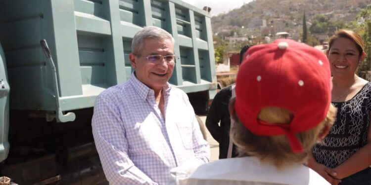 Realizan desazolve y limpia de arroyo en Pueblo Nuevo