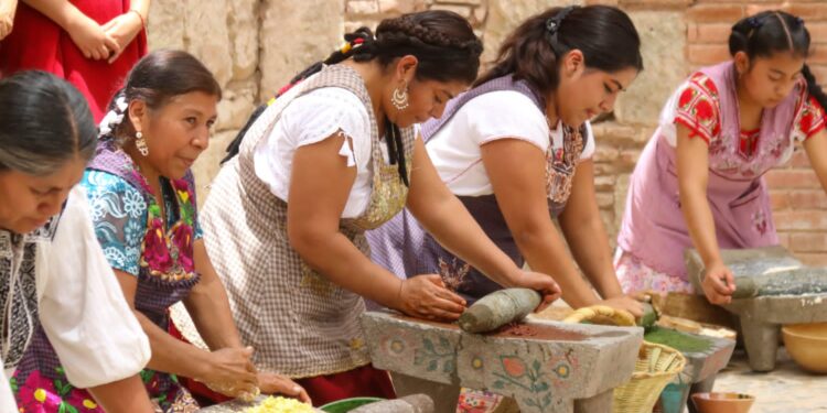 Cocineras tradicionales de Valles Centrales cautivan paladar de propios y visitantes