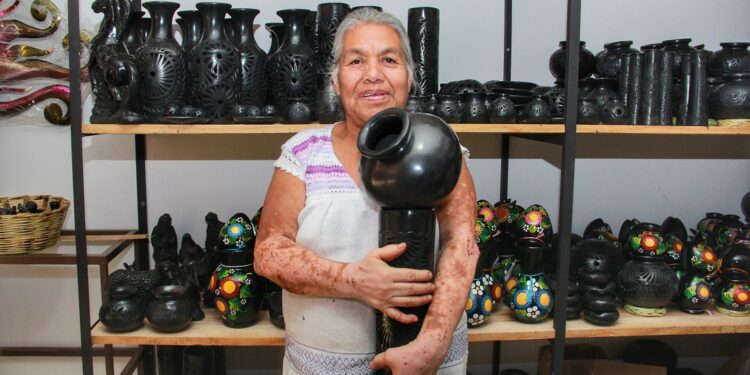 Se mantiene viva y pujante la artesanía del barro negro de Coyotepec