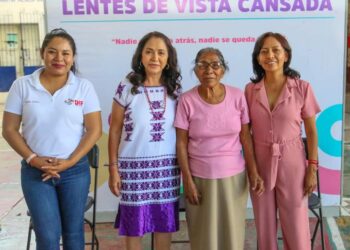 Entrega DIF Oaxaca lentes de vista cansada en municipios con alta marginación