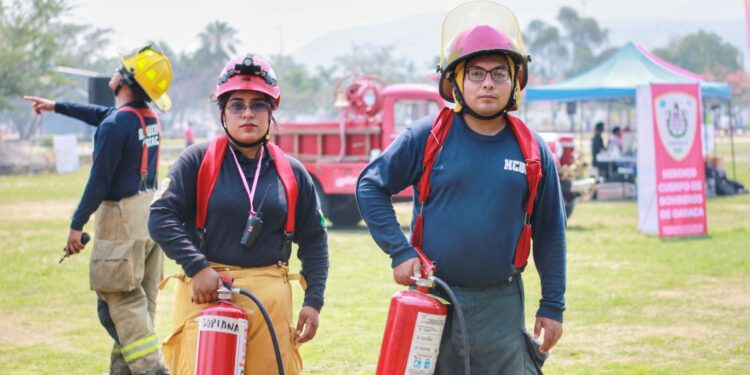 Instruye Heroico Cuerpo de Bomberos a empresas e instituciones en materia de actuación contra siniestros